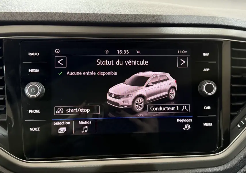 Écran tactile intérieur affichant la silhouette blanche du Volkswagen T-Roc vue de profil droit avec statut du véhicule.