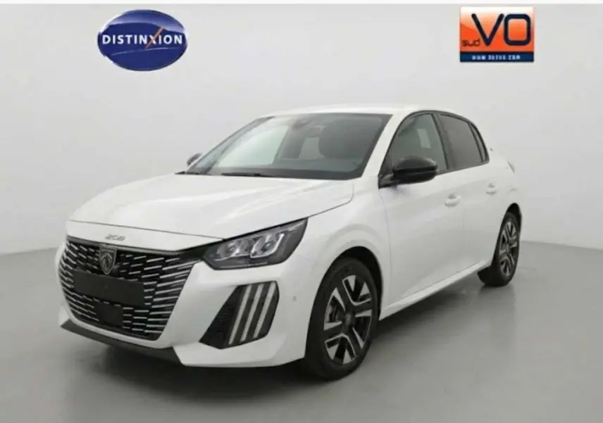 Peugeot 208 Hybrid 110 e-DCS6 Allure blanc vue 3/4 avant avec calandre distinctive et jantes alliage 16 pouces.