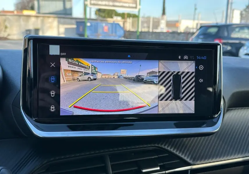 Écran tactile intérieur de la Peugeot 208 Hybrid blanc montrant la caméra de recul et vue 360° du véhicule.