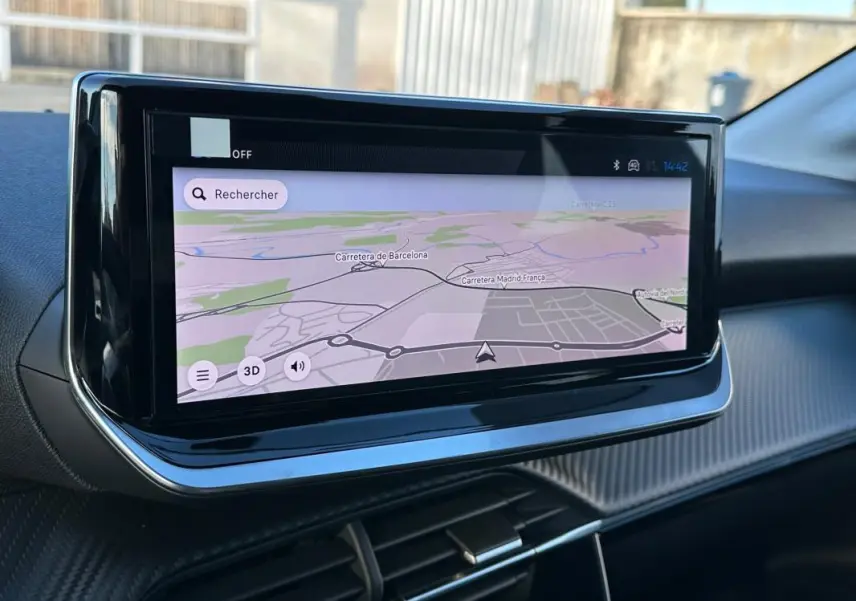 Écran tactile du système de navigation du Peugeot 208 Hybrid 110 e-DCS6 Allure, vue intérieure centrée.