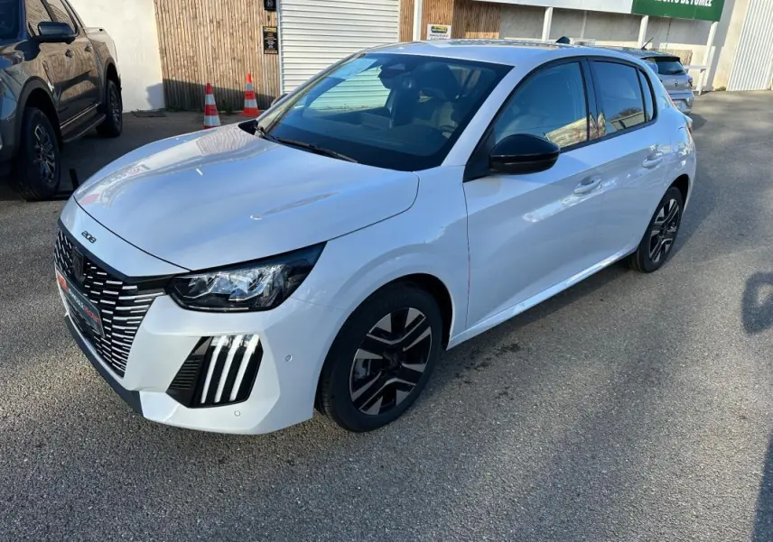 Peugeot 208 Hybrid blanc en vue 3/4 avant droit, avec jantes alliage noires et calandre distinctive.
