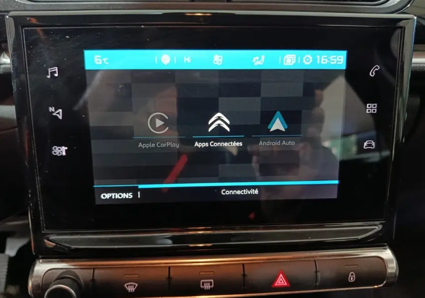 Écran tactile central de la Citroën C3 gris foncé 2024 affichant les options Apple CarPlay et Android Auto.