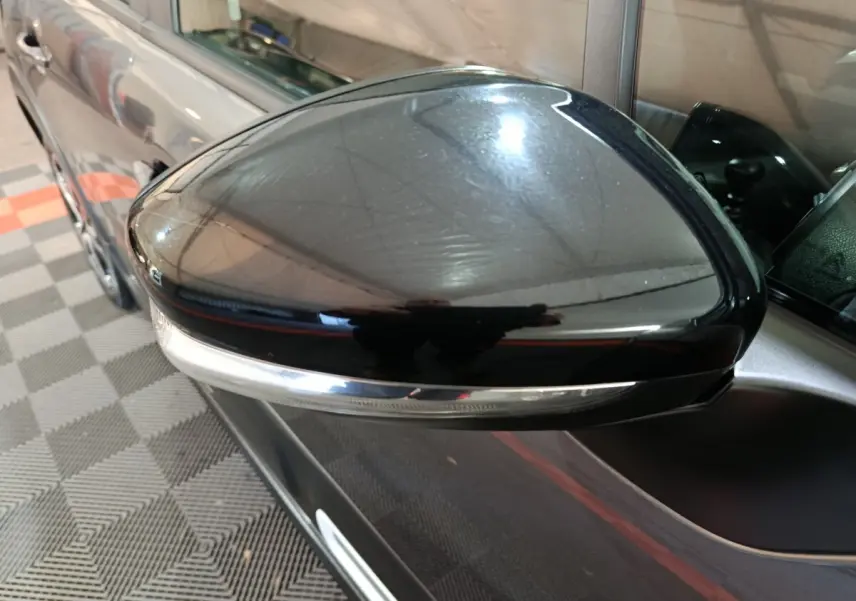 Rétroviseur extérieur droit noir brillant avec clignotant intégré sur Citroën C3 gris foncé, vue rapprochée côté passager.