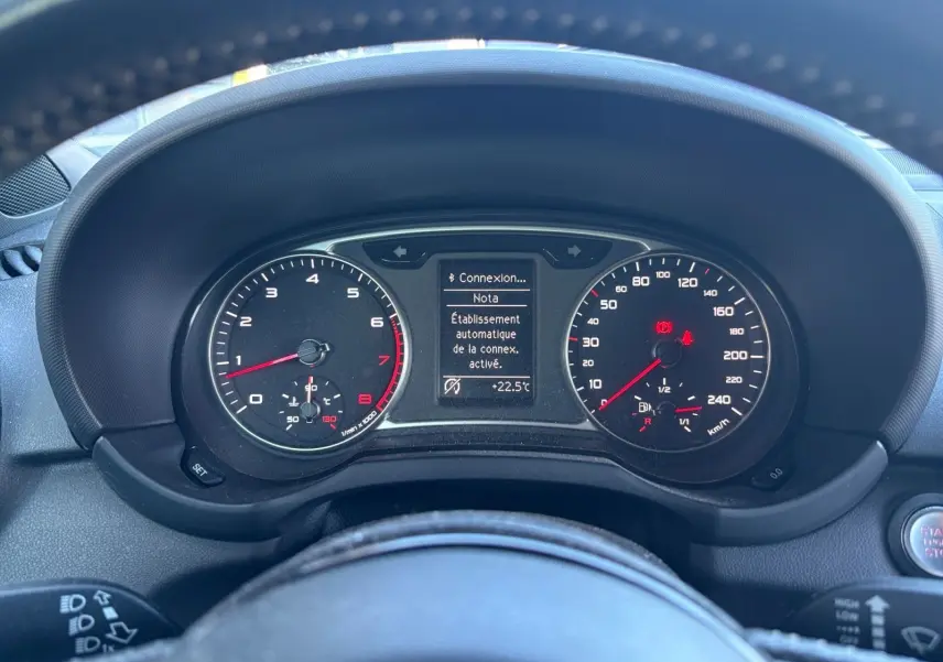 Vue rapprochée du tableau de bord de l'Audi A1 Sportback 2014 avec compte-tours, compteur de vitesse et écran central d'informations.
