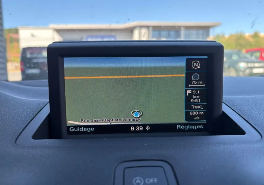 Écran GPS intégré de l'Audi A1 Sportback 1.4 TFSI 122 S-Line, vue intérieure centrée sur la navigation.