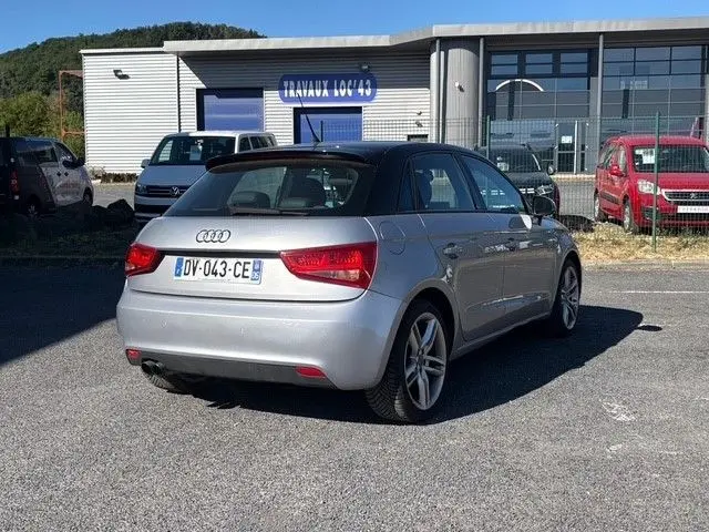 Audi A1 Sportback 1.4 TFSI S-Line grise toit noir vue 3/4 arrière droit sur parking extérieur.