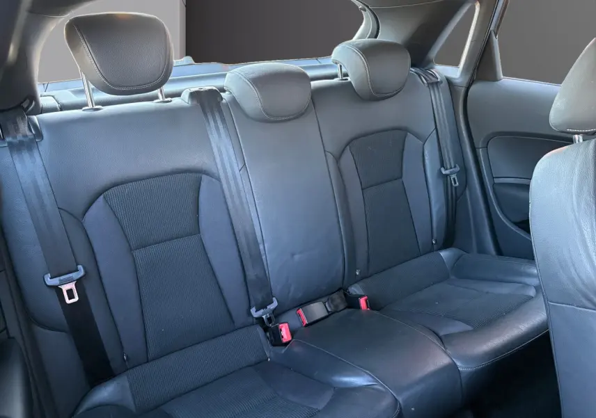Vue intérieure des sièges arrière noirs en cuir et tissu de l'Audi A1 Sportback 2014, côté droit visible.