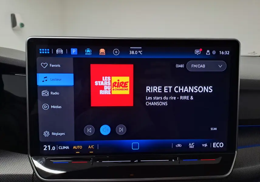 Écran tactile central de la Volkswagen Golf 1.5 eHybrid 2025 affichant la radio numérique avec interface moderne.