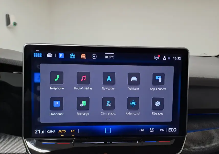 Écran tactile central de la Volkswagen Golf 1.5 eHybrid 2025 affichant les options de navigation et connectivité, intérieur gris.