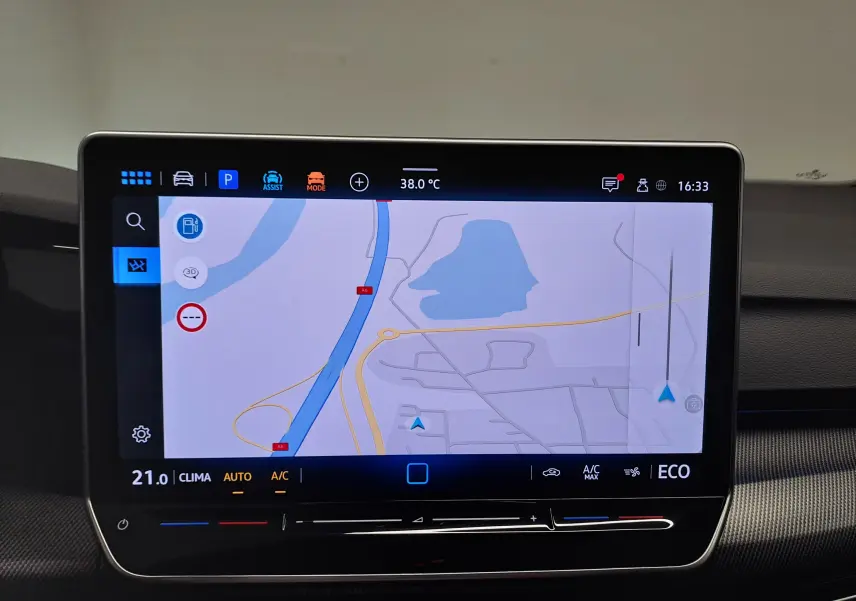 Écran tactile central de la Volkswagen Golf 1.5 eHybrid 2025 affichant la navigation et les réglages climatiques.