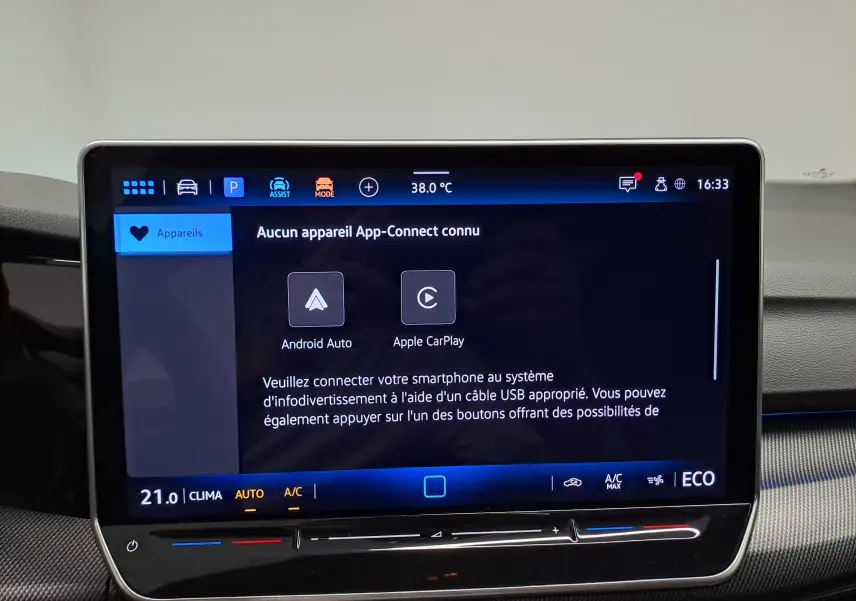 Écran tactile central de la Volkswagen Golf 1.5 eHybrid 2025 affichant les options Android Auto et Apple CarPlay, intérieur gris.