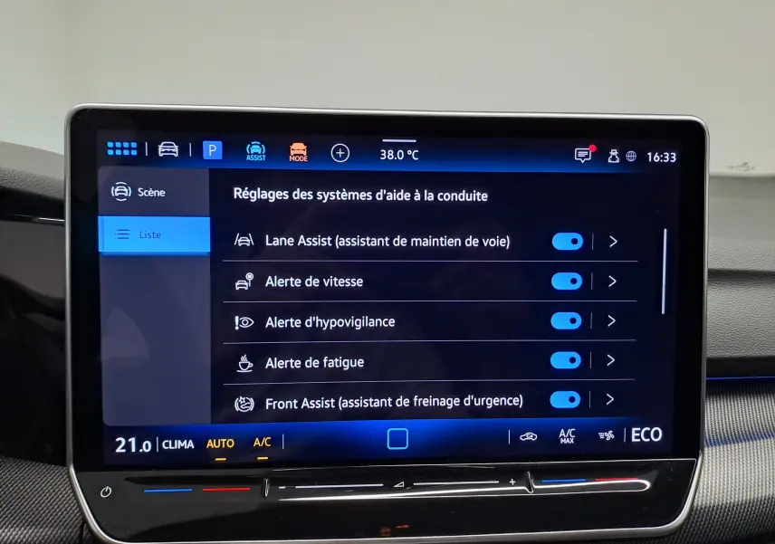 Écran tactile du système d’aide à la conduite de la Volkswagen Golf 1.5 eHybrid 272 DSG6 GTE, affichage des réglages.