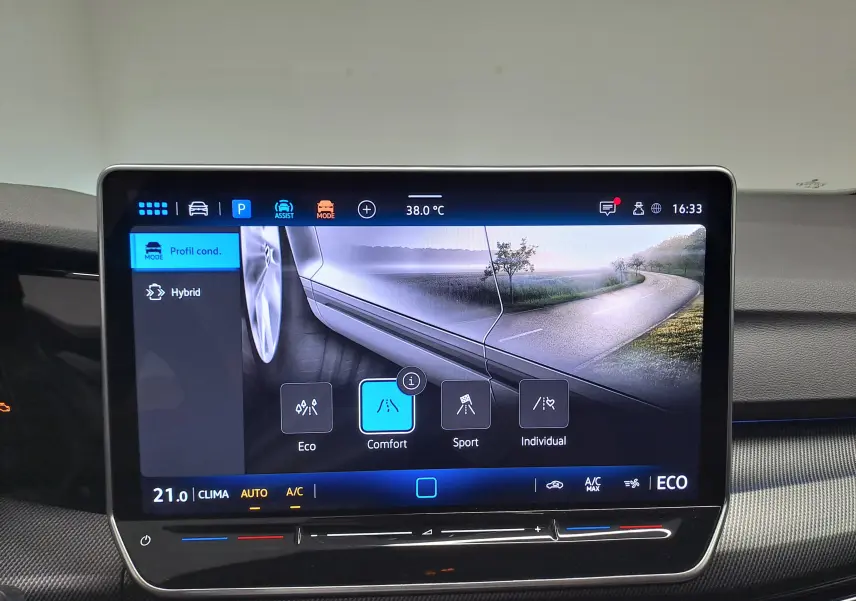 Écran tactile intérieur de la Volkswagen Golf 1.5 eHybrid 2025 affichant les modes de conduite avec interface moderne.