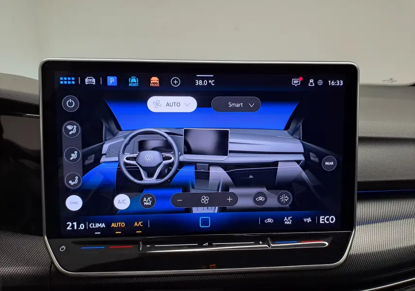 Écran tactile central affichant l'interface de climatisation et tableau de bord numérique d'une Volkswagen Golf 1.5 eHybrid gris Urano.