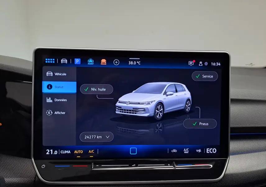 Écran tactile intérieur affichant l'état de la Volkswagen Golf 1.5 eHybrid 2025 en vue 3/4 avant blanche virtuelle.