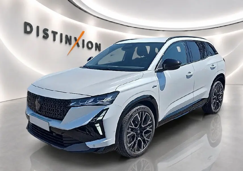 Renault Austral blanc nacré en 3/4 avant droit avec jantes noires et toit noir brillant dans un showroom lumineux.