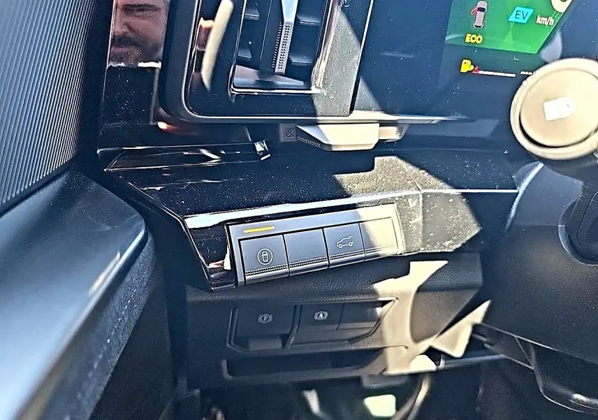 Gros plan sur la console centrale noire brillante du Renault Austral 2026 avec commandes de verrouillage et hayon.