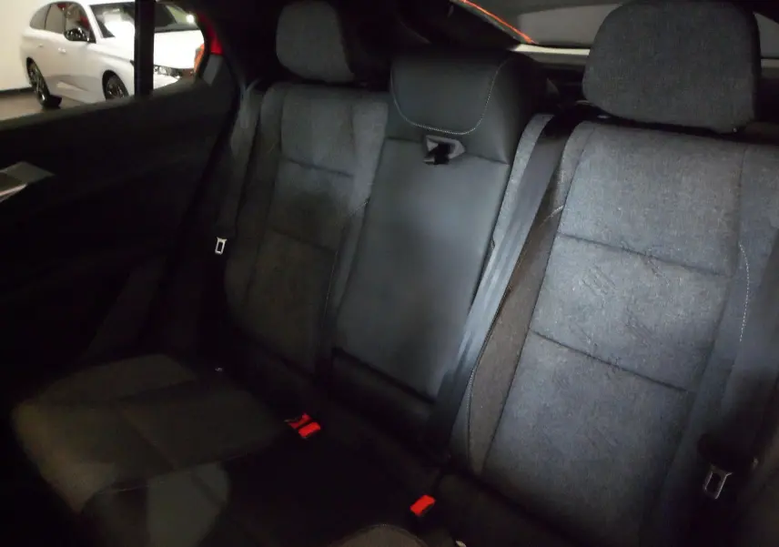 Vue intérieure des sièges arrière en tissu gris et noir du Renault Rafale E-Tech Full Hybrid 2025.