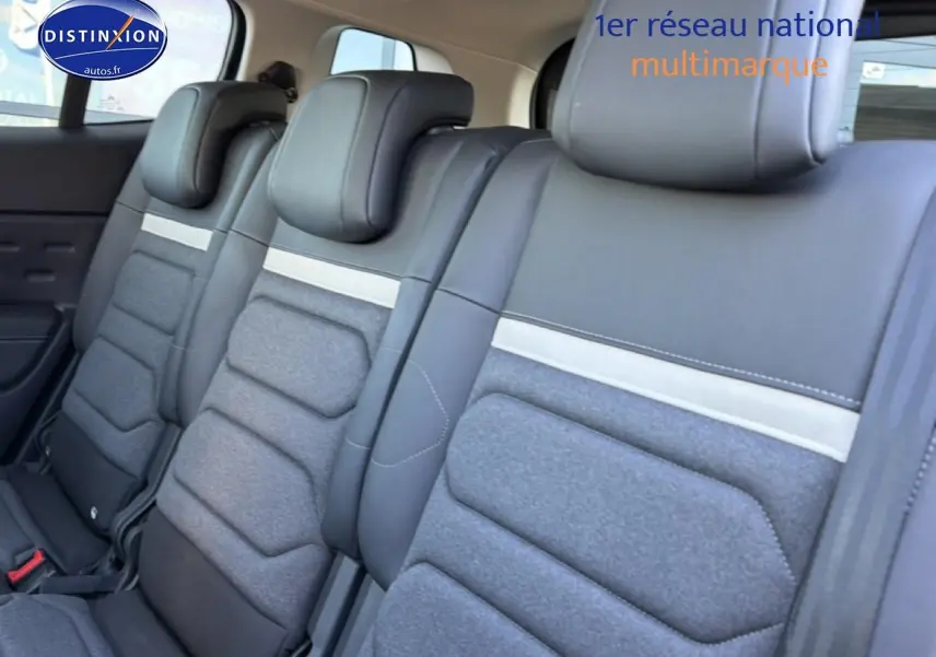 Vue intérieure sur la banquette arrière gris foncé et tissu du Citroën C5 Aircross 2025.