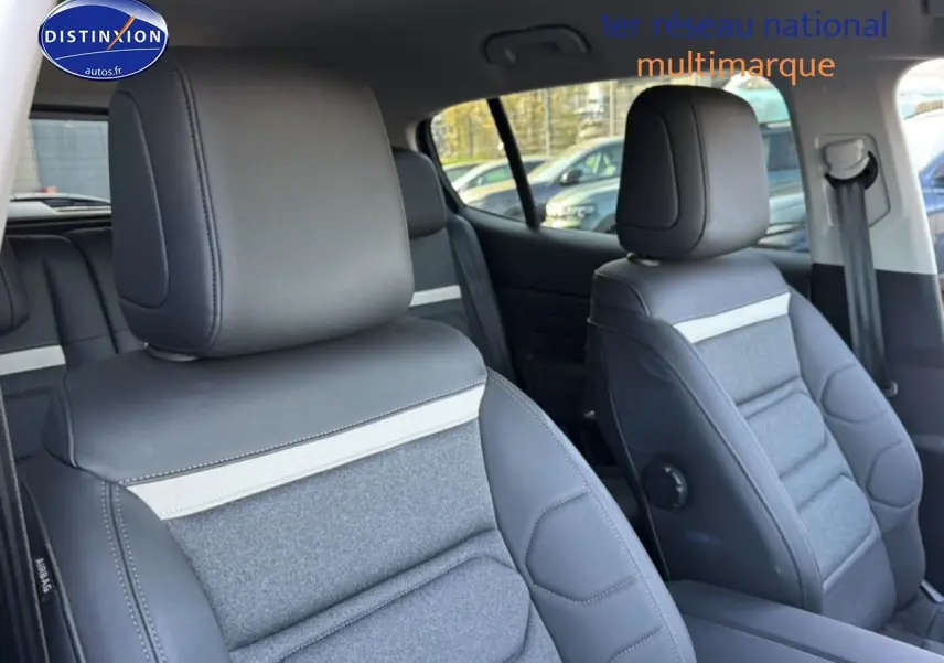 Vue intérieure rapprochée des sièges avant gris et tissu clair du Citroën C5 Aircross hybride 2025.