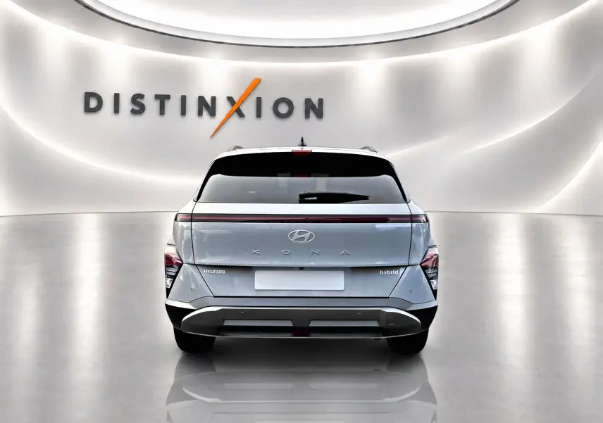 Vue arrière d'un Hyundai Kona hybride gris 2025, avec feux arrière à LED et bande lumineuse distinctive.