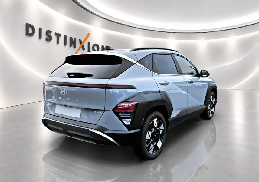 Vue 3/4 arrière droite du Hyundai Kona gris 2025 hybride avec feux arrière LED et jantes alliage noires.