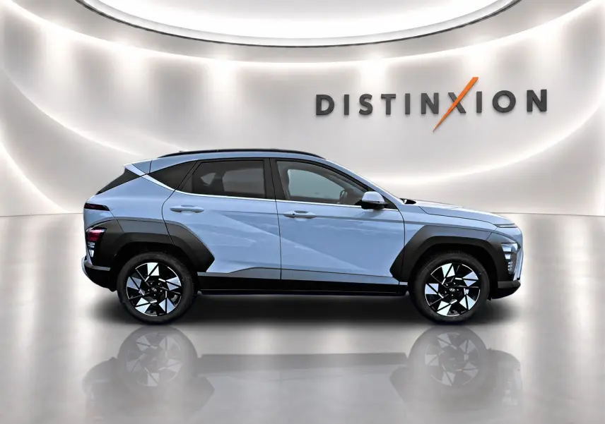 Vue latérale droite du Hyundai Kona gris avec protections noires contrastantes et jantes alliage bicolores.