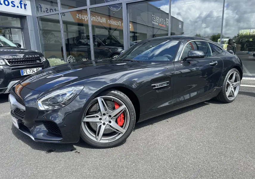 Mercedes AMG GT 4.0 V8 510 S gris foncé en 3/4 avant droit, avec étriers de frein rouges et jantes cinq branches.