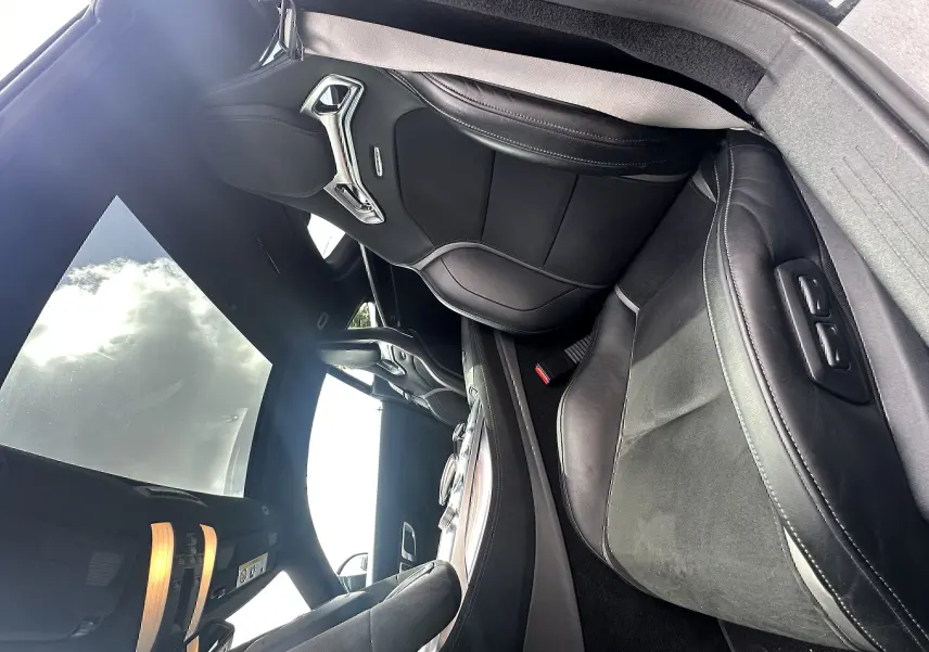 Intérieur noir de la Mercedes AMG GT 2015 vu côté passager, avec sièges sport en cuir et alcantara.