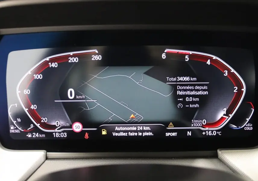 Tableau de bord numérique BMW Série 1 16d 2023 affichant la navigation et l'autonomie restante à 24 km.