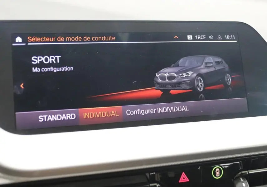 Écran multimédia affichant la configuration SPORT avec une BMW Série 1 noire vue de 3/4 avant droite en illustration.