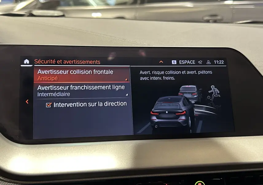 Écran central de BMW Série 1 16d noir 2023 montrant les alertes de sécurité et assistance à la conduite.