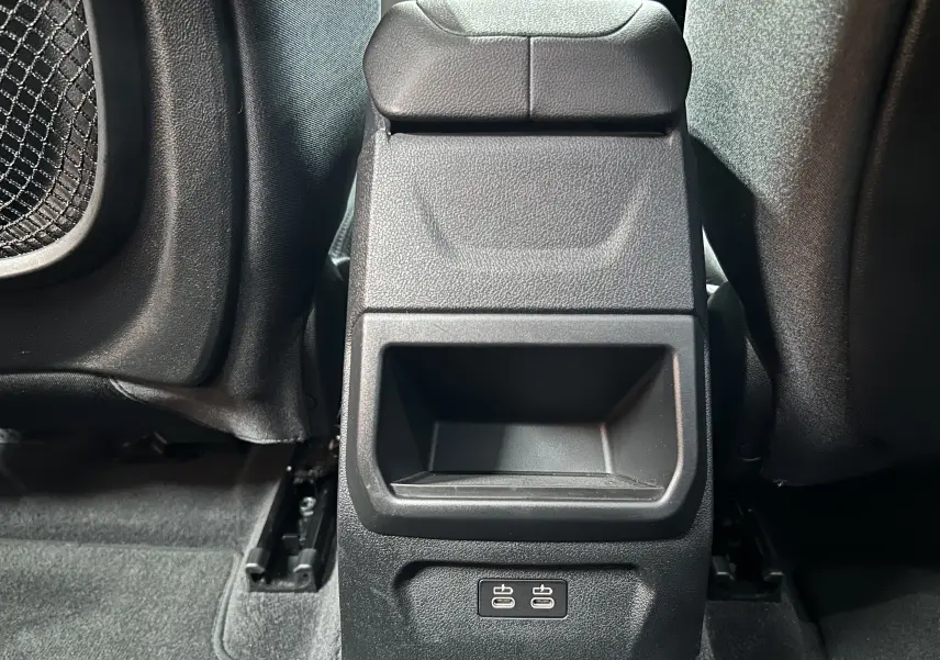 Vue rapprochée du rangement central arrière noir avec deux ports USB dans une BMW Série 1 16d 2023.
