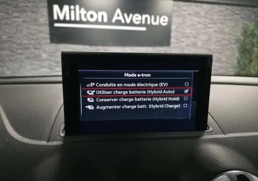 Écran central de l'Audi A3 Sportback bleu affichant les modes de conduite hybride rechargeable en intérieur.