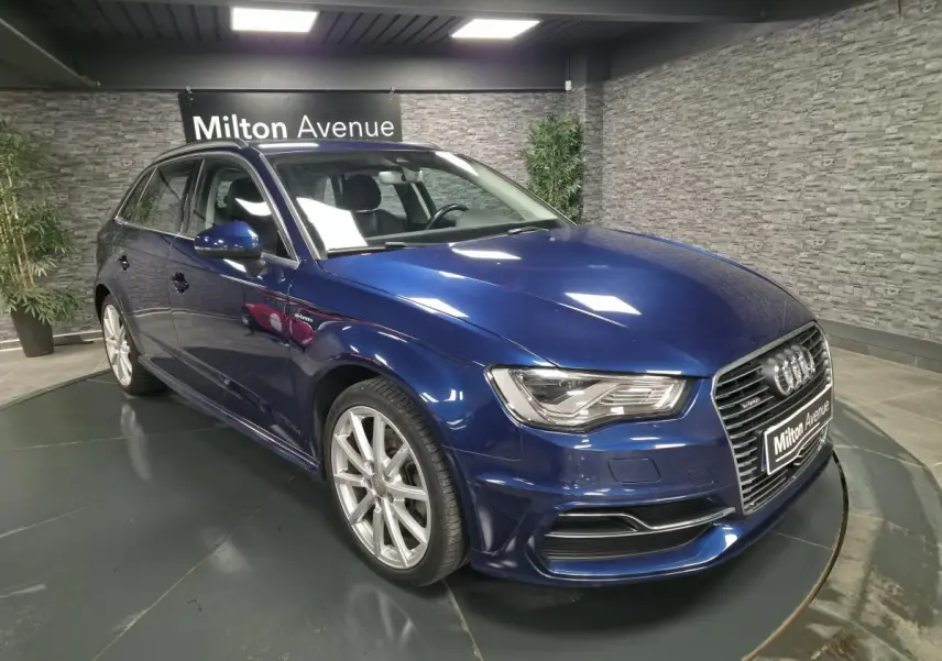 Audi A3 Sportback bleu en 3/4 avant droit avec jantes aluminium 10 branches et calandre Singleframe chromée
