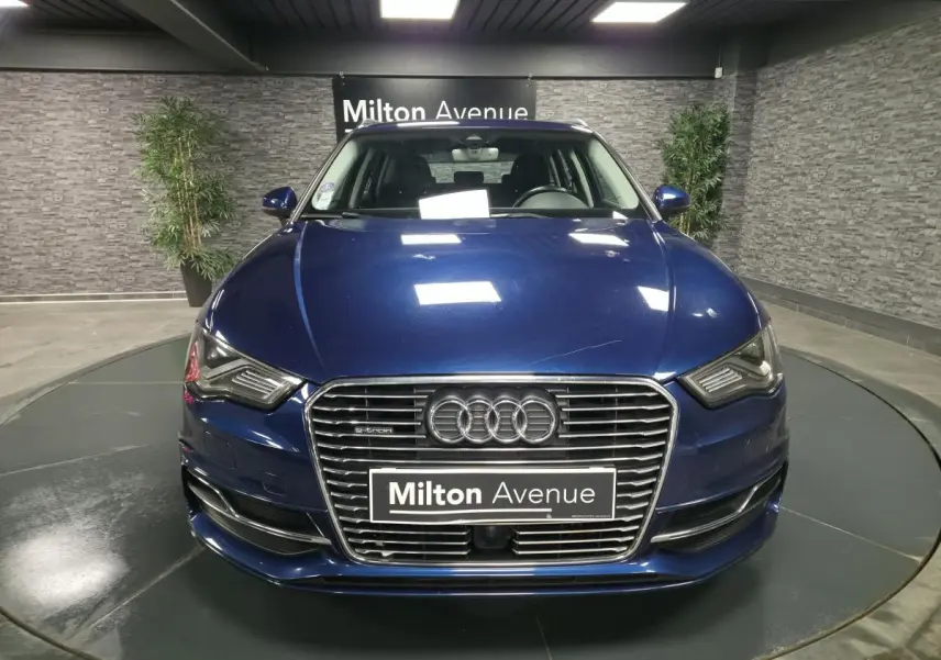 Vue frontale d'une Audi A3 Sportback bleu métallisé avec calandre chromée et logo e-tron visible.