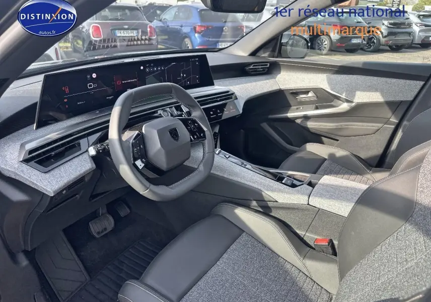 Intérieur avant de la Peugeot 3008 2024 noir perla nera, tableau de bord digital large et volant multifonction cuir.