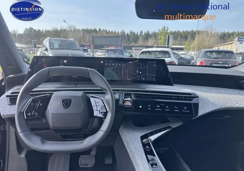 Vue intérieure frontale du tableau de bord et volant cuir multifonction du Peugeot 3008 noir perla nera 2024.