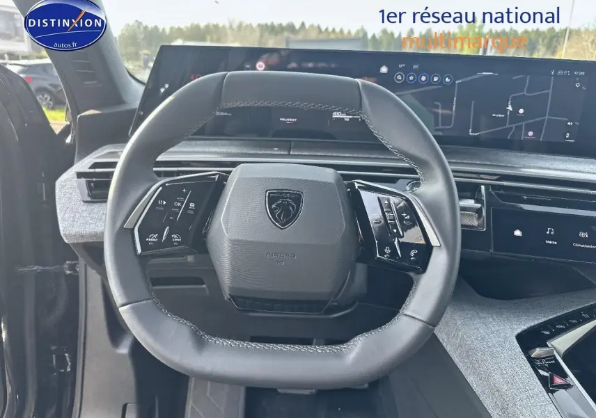 Vue intérieure centrée sur le volant cuir multifonction du Peugeot 3008 2024 noir perla nera meta.