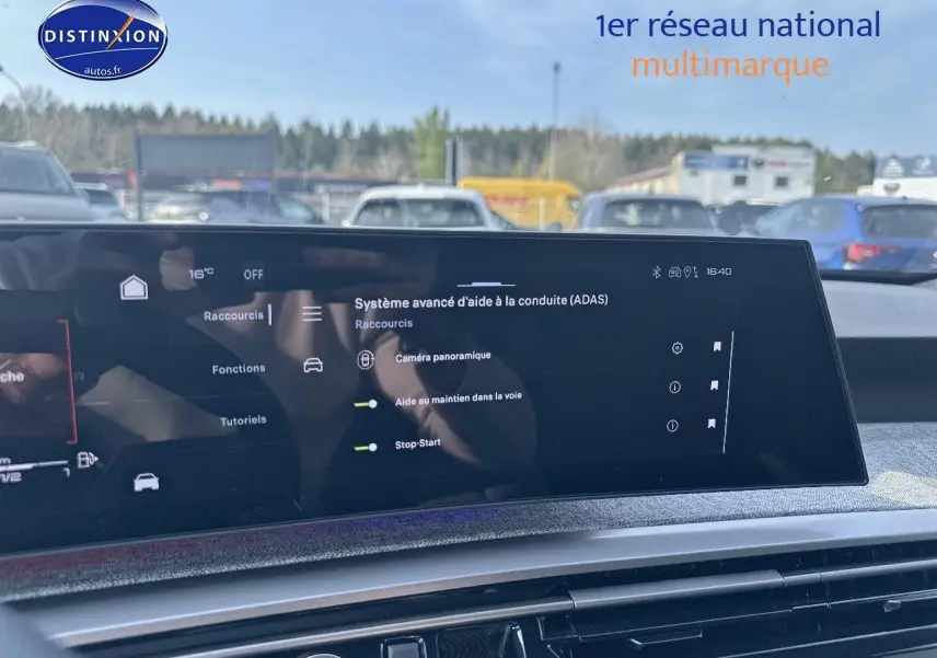 Écran tactile du système d’aide à la conduite dans l’habitacle du Peugeot 3008 noir perla nera, vue avant.