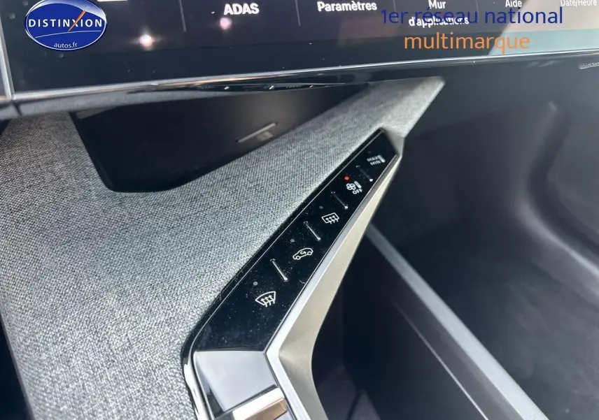 Détail de la console centrale côté passager du Peugeot 3008 noir perla nera, avec commandes tactiles et finition tissu grise.