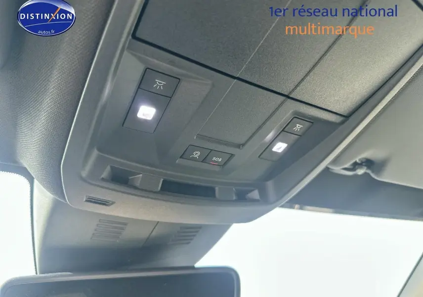 Vue intérieure du plafonnier avec commandes d’éclairage et bouton SOS du Peugeot 3008 noir Perla Nera 2024.