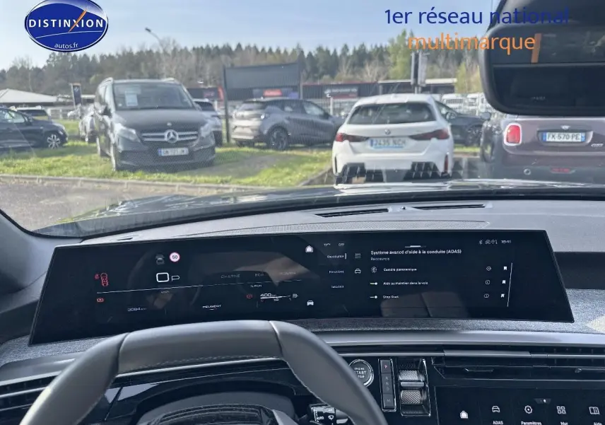 Vue intérieure du tableau de bord et volant cuir du Peugeot 3008 noir perla nera, avec écran digital large affichant l'ADAS.