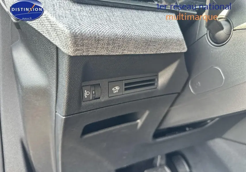 Détail du tableau de bord côté gauche du Peugeot 3008 1.2 hybrid 145 allure 2024 avec commandes d'éclairage et de sécurité.