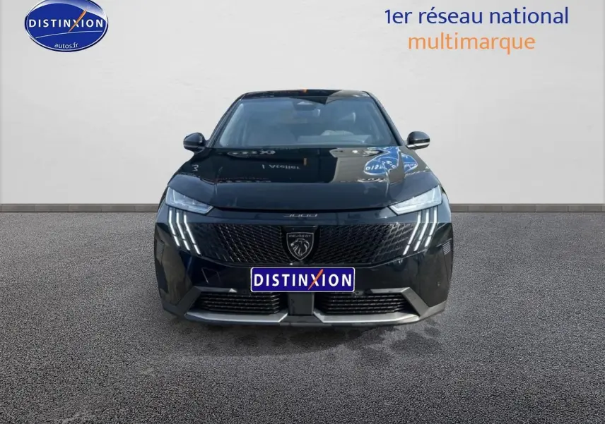 Vue avant d'un Peugeot 3008 noir Perla Nera 2024 avec feux LED distinctifs et calandre noire texturée.