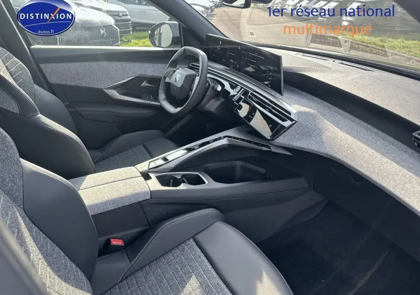 Intérieur avant du Peugeot 3008 1.2 Hybrid 145 allure, vue côté conducteur avec sellerie tissu et cuir gris.