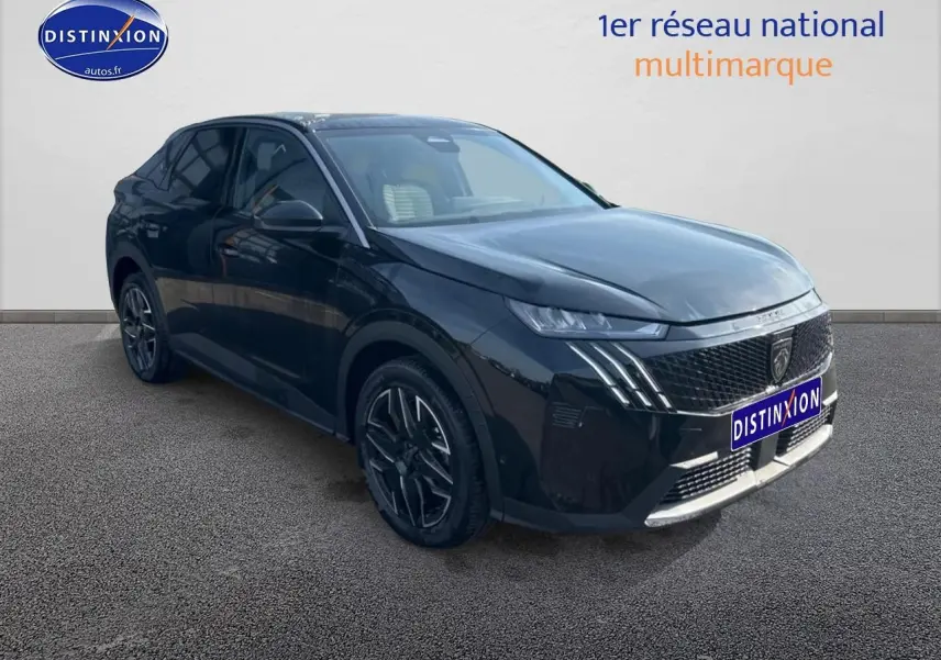 Peugeot 3008 noir perla nera vue 3/4 avant droit, avec jantes alu et calandre distinctive noire.