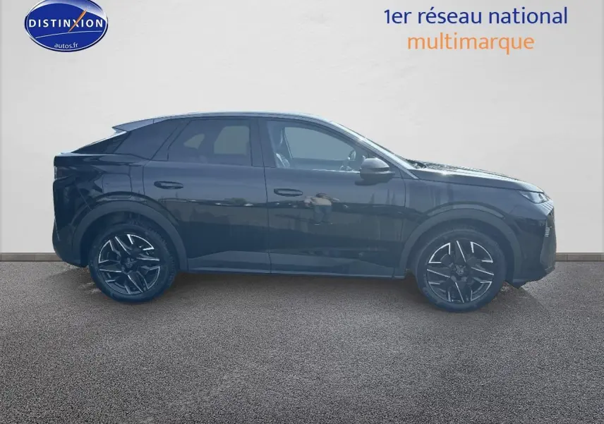 Profil droit du Peugeot 3008 noir perla nera 2024 avec jantes alliage et lignes modernes distinctives.