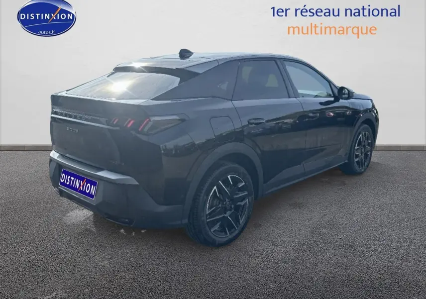 Peugeot 3008 noir perla nera, vue 3/4 arrière droit, jantes alu et feux arrière LED distinctifs.