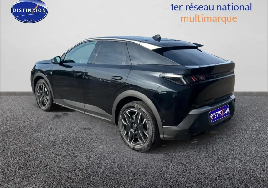 Peugeot 3008 noir perla nera, vue 3/4 arrière droit, avec jantes alu et feux arrière LED distinctifs.